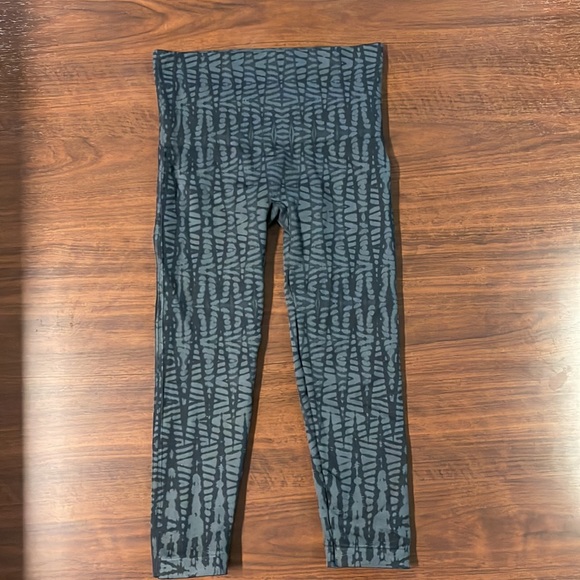 SPANX Cropped Seamless High Waist Leggings Abstract Design size M - Picture 3 of 5